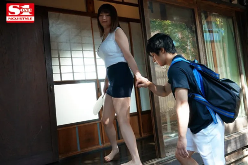 Anh chàng nứng lồn thằng nhỏ khi nhìn trộm em họ vụng trộm với chồng